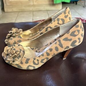 Sofft Gijon Scala Leopard Print Suede Peep-Toe Pumps in Wheat - Sz 8 NEW